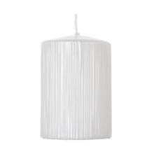 Biela sviečka ROSE GARDEN s textúrovaným povrchom.