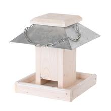 Biela búdka pre vtáky s kovovou strechou.