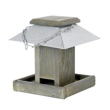 Búdka sivá s plechovou strechou pre vtáky.