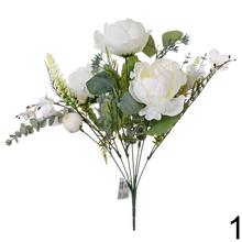 Kytica pivoniek s drobnými kvetmi a zeleňou.