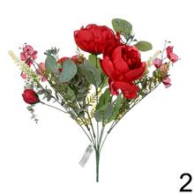 Kytica pivoniek s drobnými kvetmi a zeleňou.