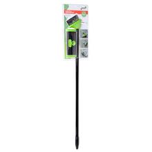 Teleskopická kefa na burinu s čiernou rukoväťou a zeleným detailom.