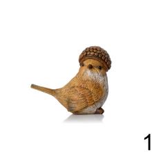 Hnedý vtáčik s klobúčikom z šišky a žaludu.