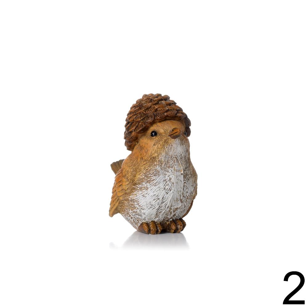 Hnedý vtáčik s klobúčikom z šišky a žaludu.