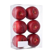 Sada šiestich červených jabĺk v priehľadnej krabičke.