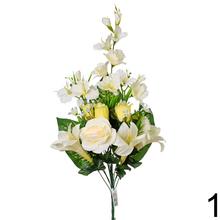 Kytica umelých kvetov s ružami a ľaliami.