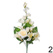 Kytica umelých kvetov s ružami a ľaliami.