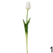 Umelé kvety tulipány v rôznych farbách.