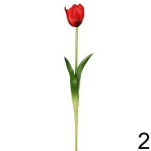 Umelé kvety tulipány v rôznych farbách.