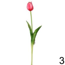 Umelé kvety tulipány v rôznych farbách.