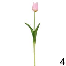 Umelé kvety tulipány v rôznych farbách.