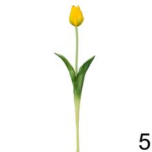 Umelé kvety tulipány v rôznych farbách.