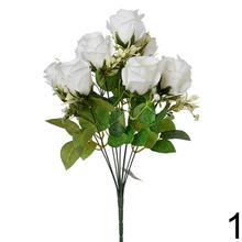 Kytica umelých ruží v rôznych farbách.