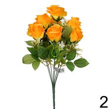 Kytica umelých ruží v rôznych farbách.