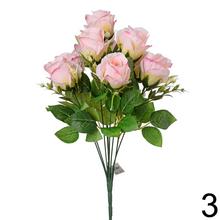 Kytica umelých ruží v rôznych farbách.