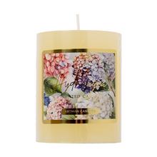 Sviečka FLORES VAL.7x8 v krémovej farbe s kvetinovým motívom.