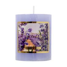 Levanduľová sviečka s kvetinovým motívom.