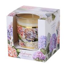 Voňavá sviečka v skle s kvetinovým dizajnom.