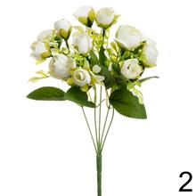 Kytica ranunculus s ružovými a bielymi kvetmi.