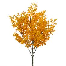 Žltý zápich vresu s umelými kvetmi.