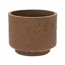 Hnedý keramický obal na kvetináč v cylindrickom tvare.