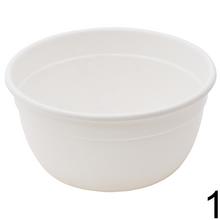 Misa na kvety v rôznych farbách.