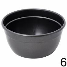 Misa na kvety v rôznych farbách.