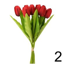 Kytica umelých tulipánov v rôznych farbách.