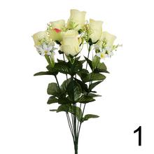 Kytica umelých ruží s bielymi a žltými kvetmi.