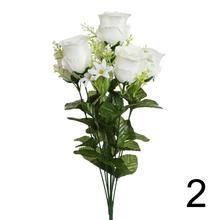 Kytica umelých ruží s bielymi a žltými kvetmi.