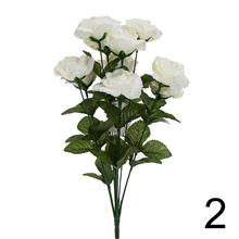 Kytica umelých ruží v žltej a bielej farbe.