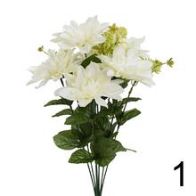 Kytica umelých kvetov s dahliami a gerberami.