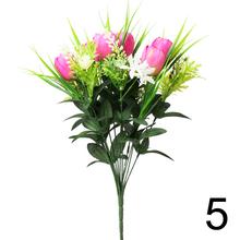 Kytica umelých tulipánov s bielymi kvetmi a zeleňou, mix farieb.
