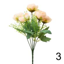 Kytica umelých kvetov Ranunculus s drobnými kvetmi a zeleňou v mixe.