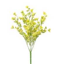 Umelé kvety so zeleno-žltými lístkami.