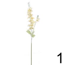 Umelé kvety delphinium v mixe farieb.