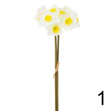 Zväzok umelých kvetov narcis v mixe farieb.