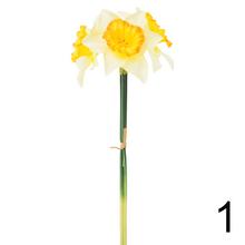 Zväzok umelých kvetov narcis v mixe farieb.