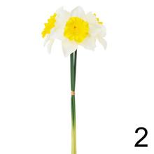 Zväzok umelých kvetov narcis v mixe farieb.