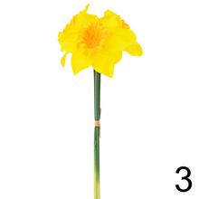 Zväzok umelých kvetov narcis v mixe farieb.