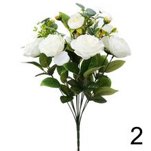 Kytica umelých ruží s eukalyptom v mixe farieb.