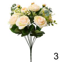 Kytica umelých ruží s eukalyptom v mixe farieb.