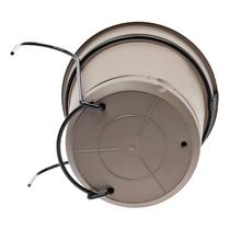 Obal s držiakom v hnedej farbe, ideálny na závesné kvetináče.