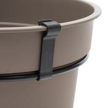 Obal s držiakom v hnedej farbe, ideálny na závesné kvetináče.