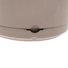 Obal s držiakom v hnedej farbe, ideálny na závesné kvetináče.