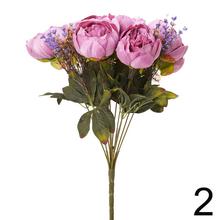 Kytica pivoniek s umelými kvetmi a zeleňou.