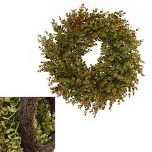 Umelý veniec z krušpánu v zelenej a oranžovej farbe, priemer 30 cm.