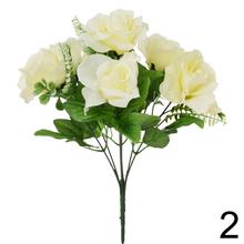 Kytica umelých ruží mix v bielej a krémovej farbe.