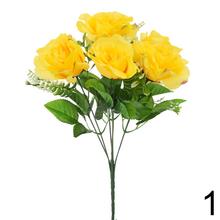 Kytica umelých ruží v mixe farieb.