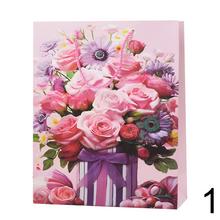 Darčeková taška s kvetinovým motívom.